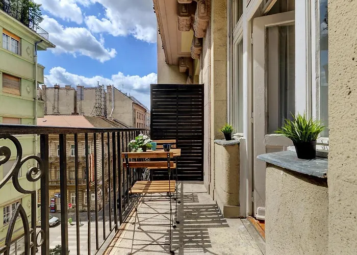 Akacfa 7 Two Bedroom Central Apartment